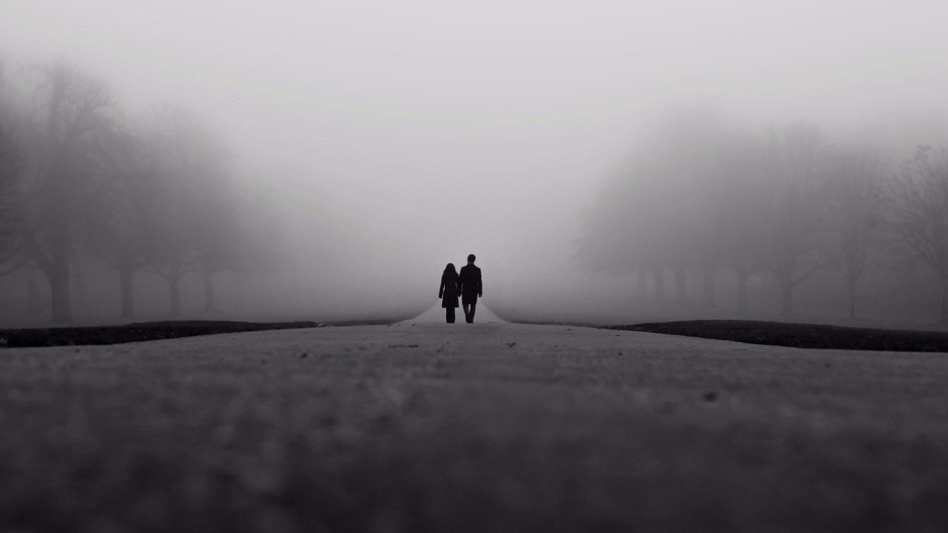 Sombras e hilos de plata, enredados en los pliegues de mi cerebro envenenado...